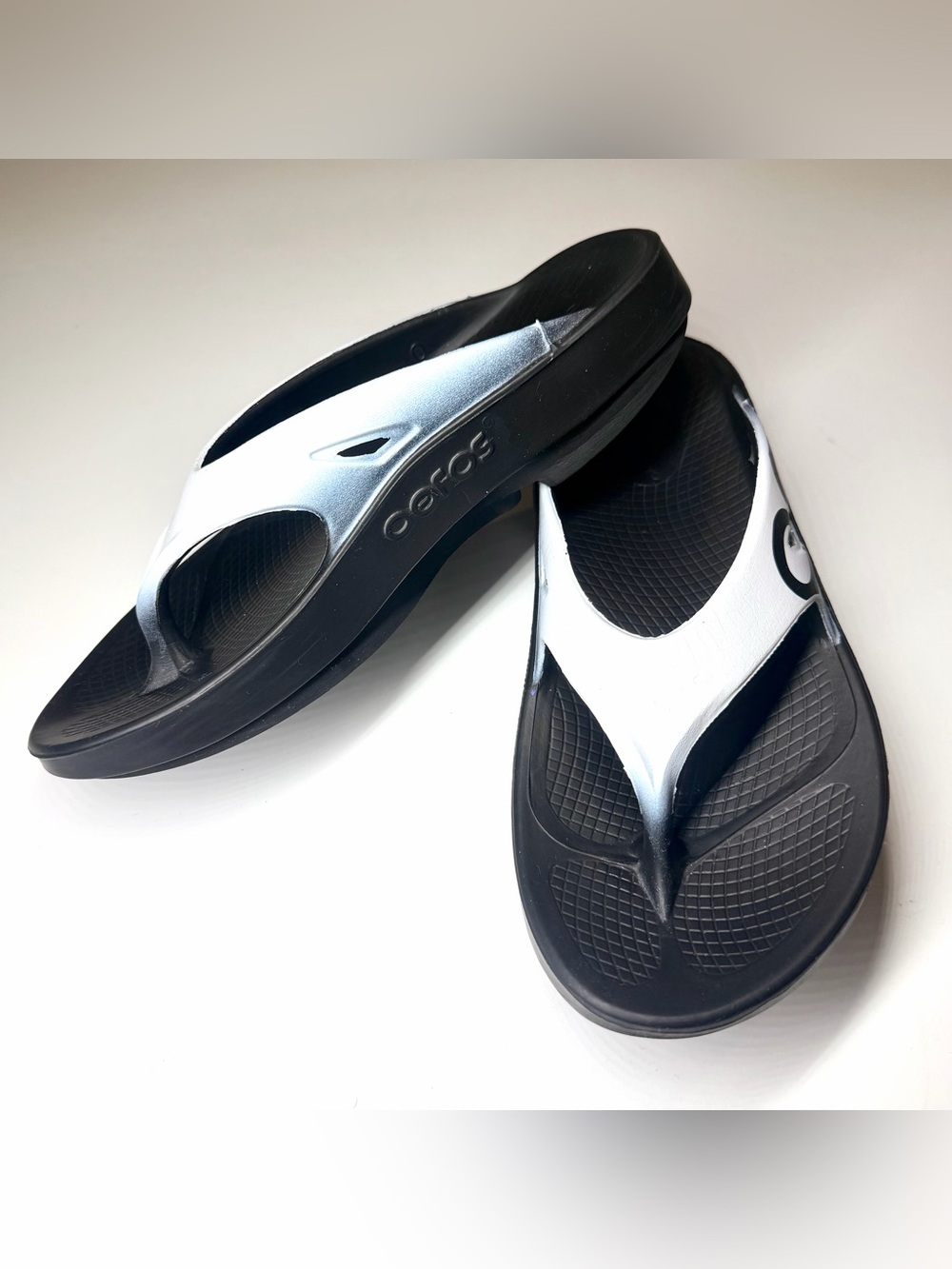 OOFOS OOriginal Sport Thong Flip Flop Sandal Black/White Size- Men’s 6/ Women 8 - Picture 4 of 8